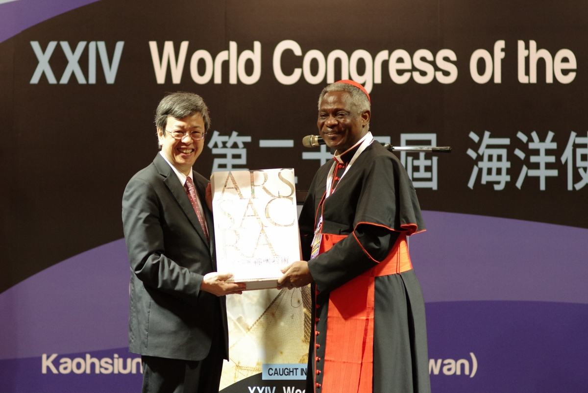 Cardinal Turkson and H.E. Chen Chien-jen at the opening of the AoS 24th World Congress